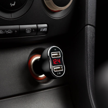 Cargador USB para coche con voltímetro y pantalla LED – Negro