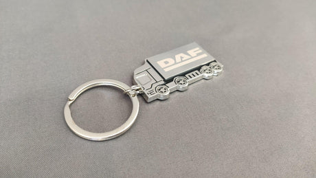 Metall-Schlüsselanhänger mit graviertem Lkw-Logo